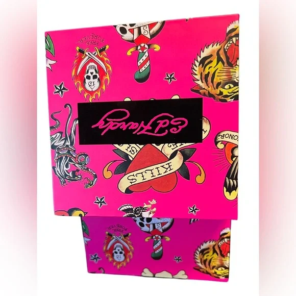 Ed Hardy NWT Skull Red Kills Heart Silver Tone Rhinestone Silicone Band Watch - Picture 7 of 8